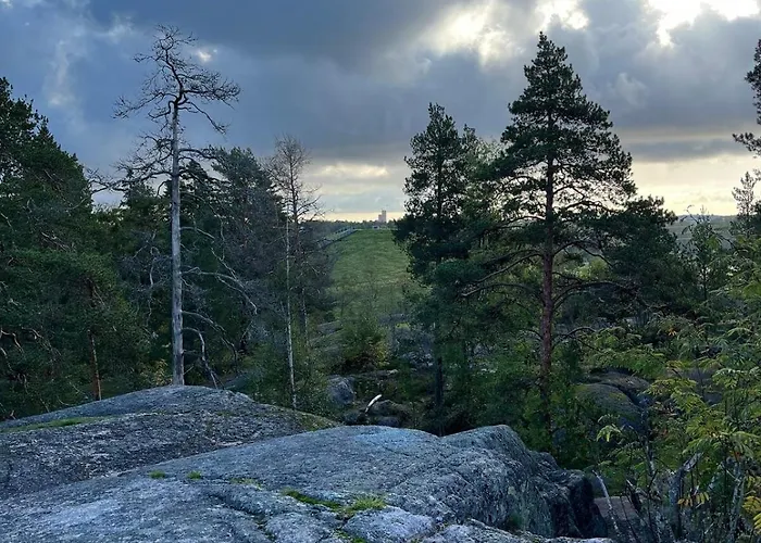 Quiet Close To The Mall And The Metro *